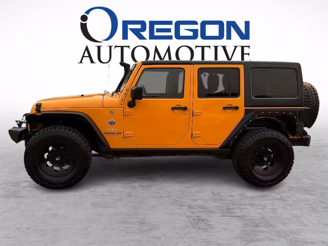 2013 Jeep Wrangler UNLIMITED SAHARA - Image 2