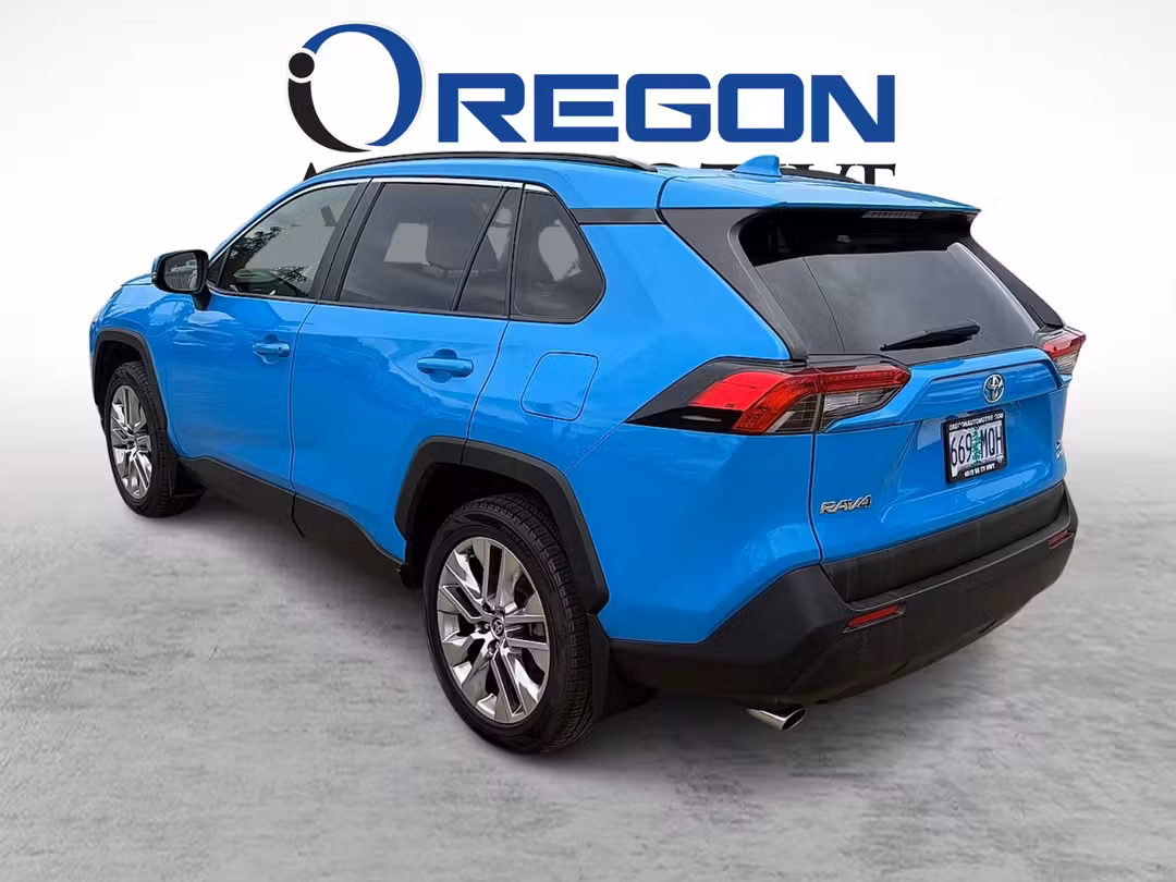 2021 Toyota Rav4 XLE PREMIUM - Image 3