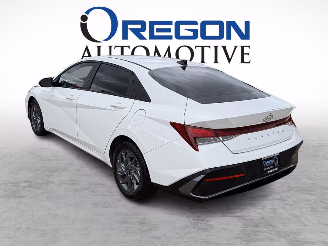 2024 Hyundai Elantra SEL - Image 3
