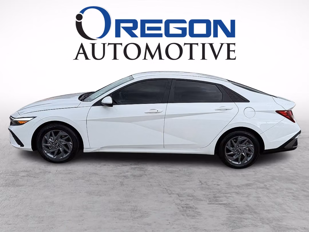 2024 Hyundai Elantra SEL - Image 2