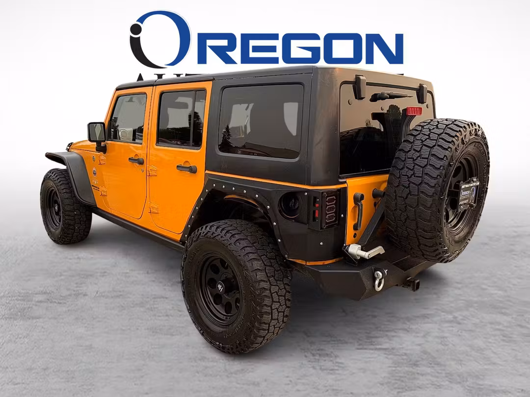 2013 Jeep Wrangler UNLIMITED SAHARA - Image 3